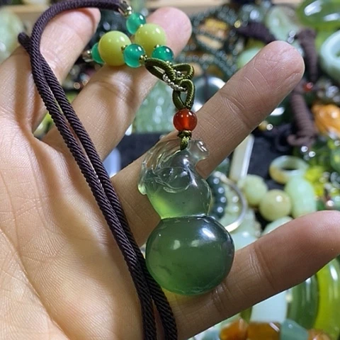 岫玉未镶嵌颈饰挂件