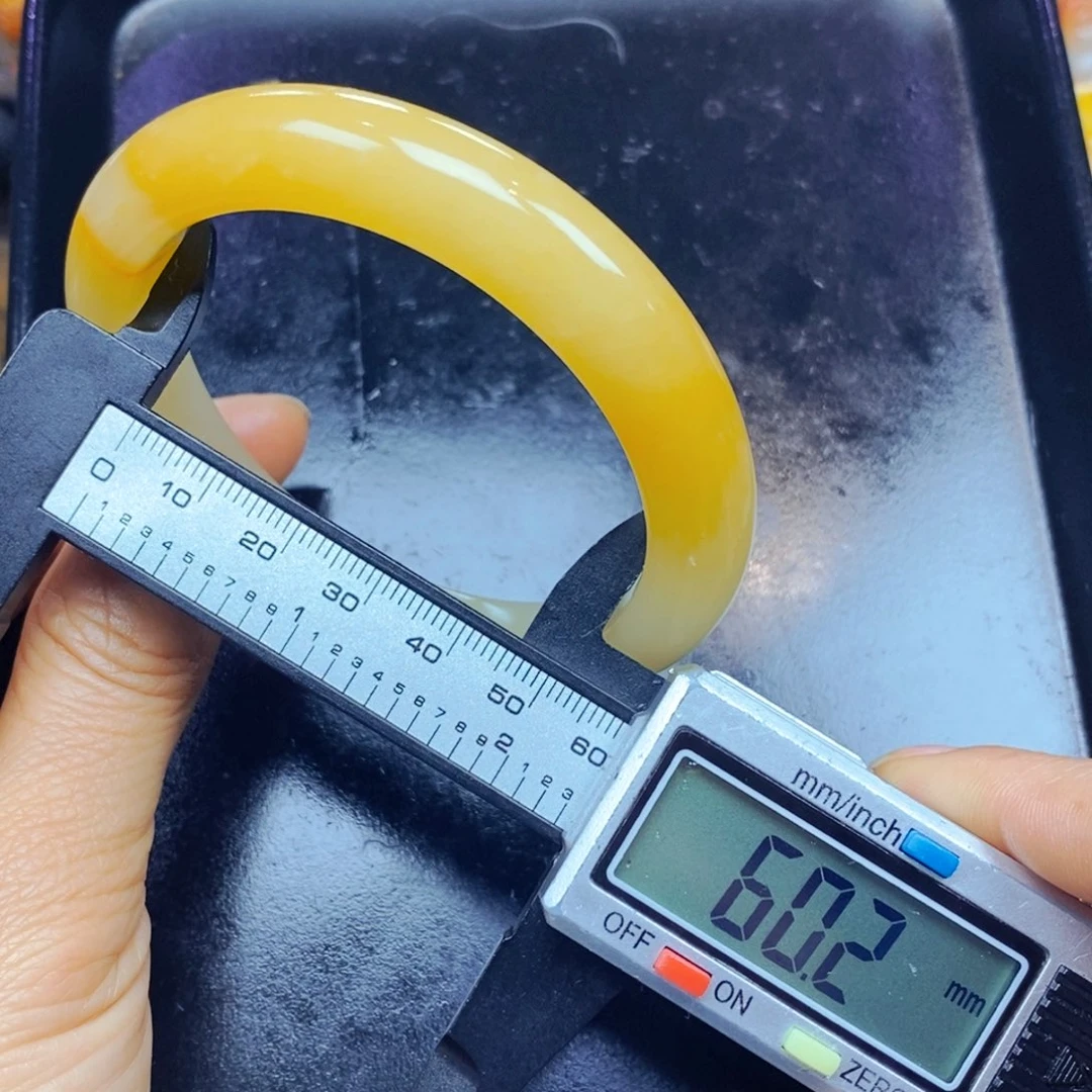 石英质玉（黄龙玉）未镶嵌颈饰