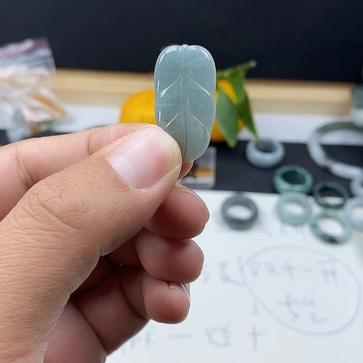 翡翠未镶嵌手镯叶子