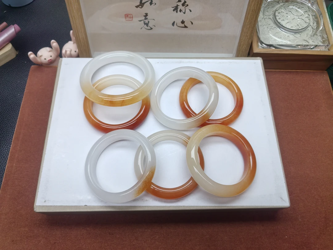 黄龙玉白俏红半山水（特一级）俏色手镯精品（随机发一只多样性发货）