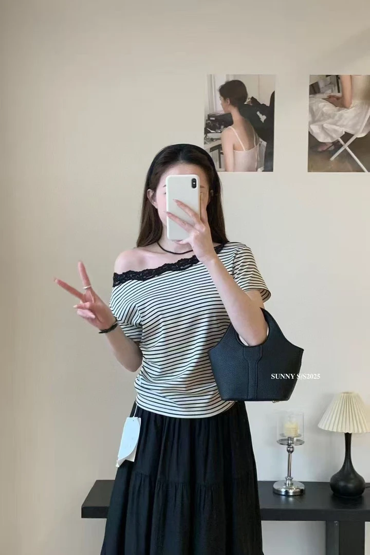 乐缘新款气质拼接蕾丝一字领条纹显瘦上衣