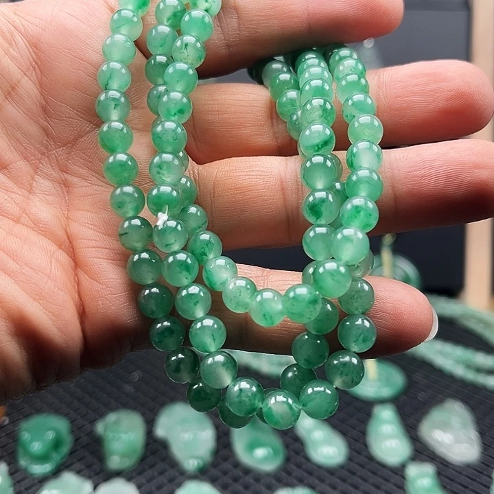 石英质玉（非洲翠）未镶嵌颈饰