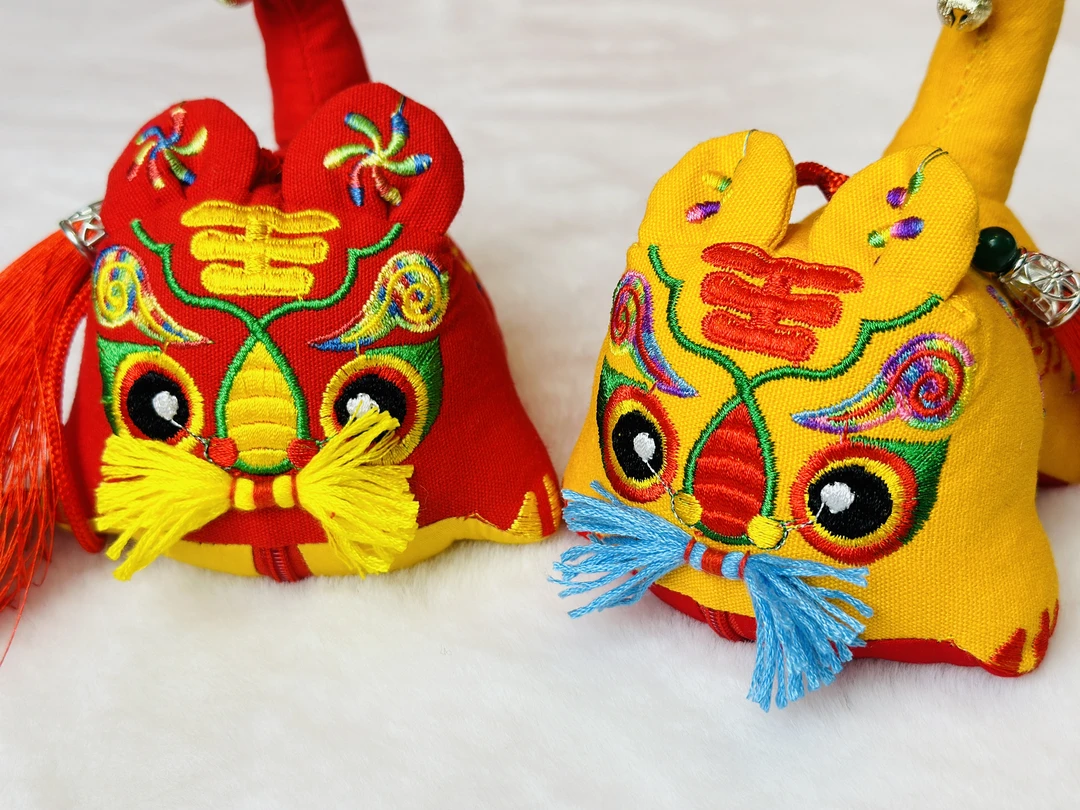 价格链接平安喜乐国潮虎偶车载挂件