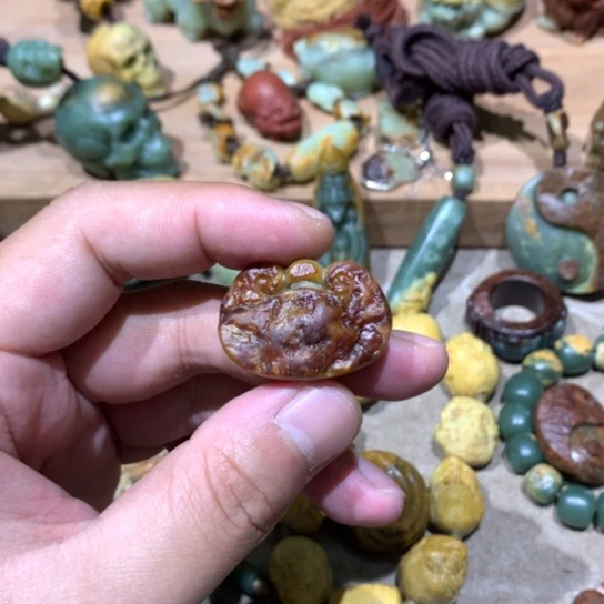 未镶嵌岫岩河磨玉（透闪石质玉）挂件