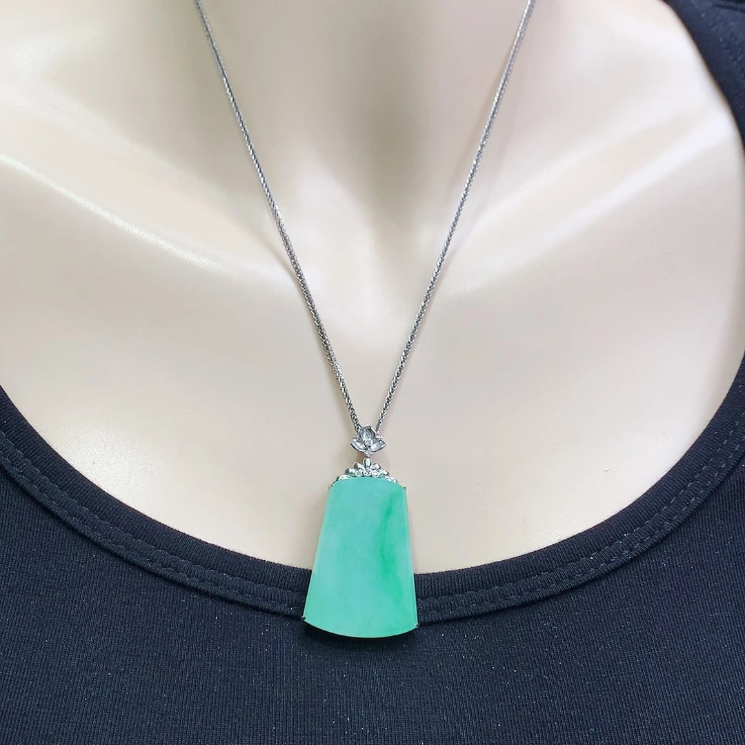 翡翠颈饰18K金镶嵌无事牌