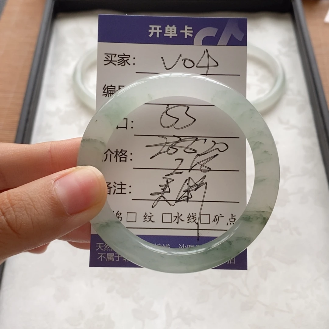 ****未镶嵌手镯石英质玉