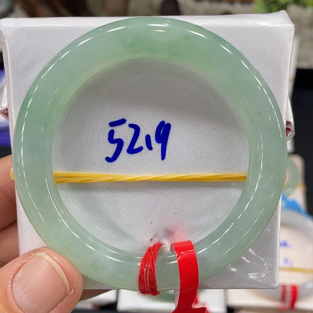 翡翠手镯未镶嵌翡翠