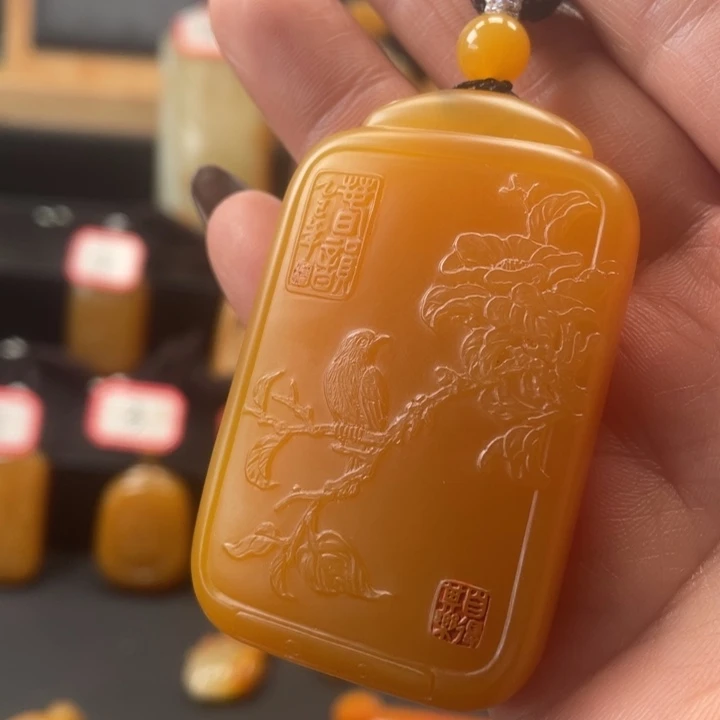 ****6石英质玉（黄龙玉）合金颈饰