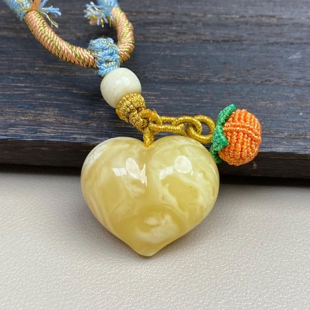 9.5克26.7×30.5×20毫米天然俄料浓蜡妖花蜜蜡屁桃爱心月亮星吊坠