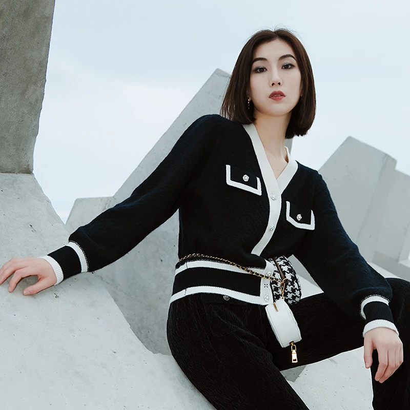 HPLY荷比俪2022冬季新款女撞色V领减龄羊绒针织衫HDE40650233