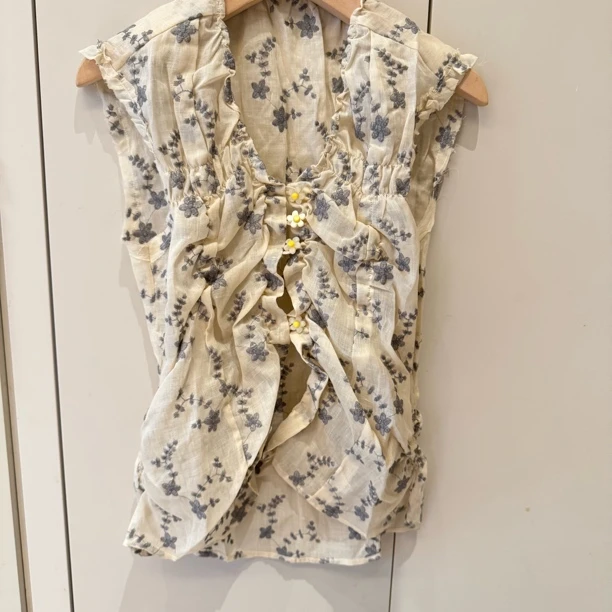 JiuMi设计师款棉麻褶皱刺绣小花扣背心上衣