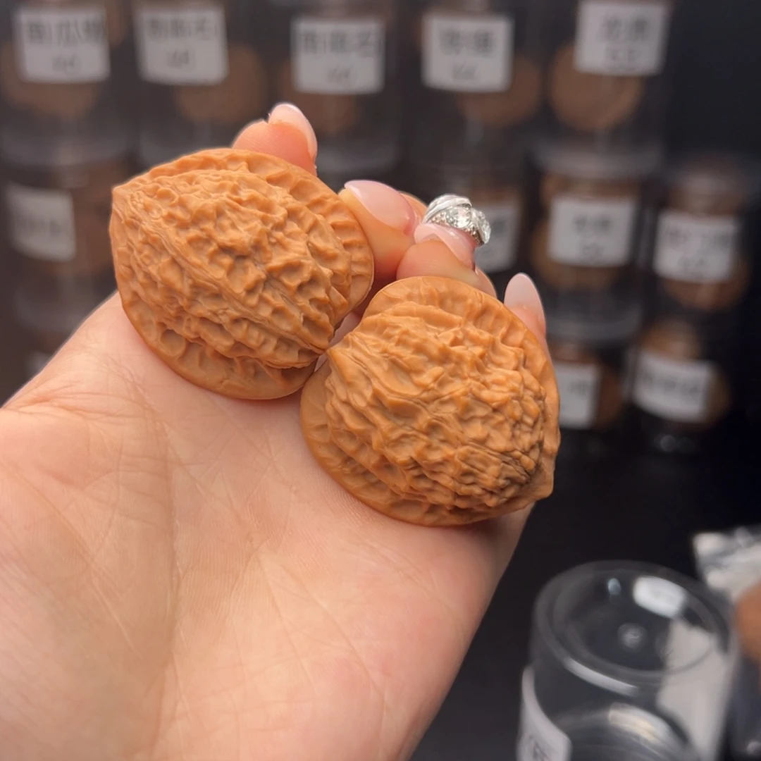 文玩核桃吊坠张*珄金牛