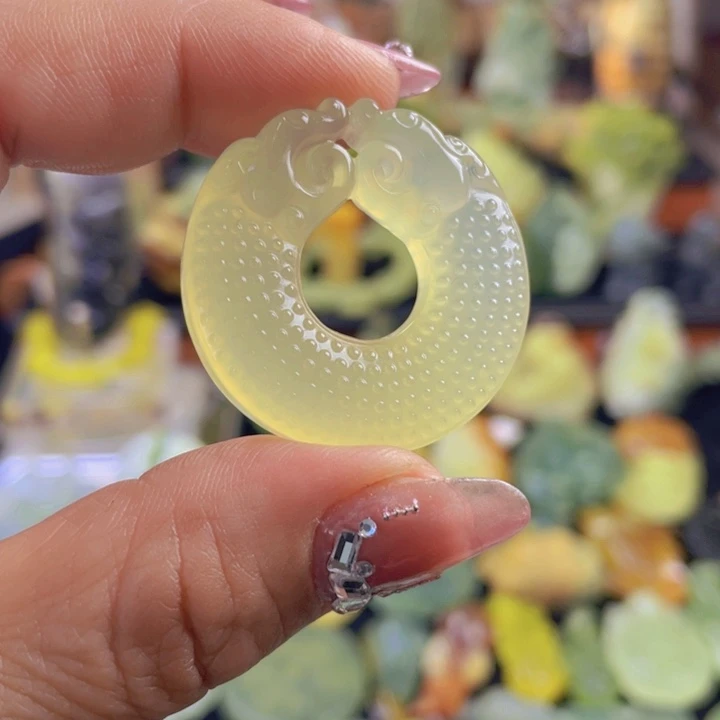 蛇纹石玉颈饰合金