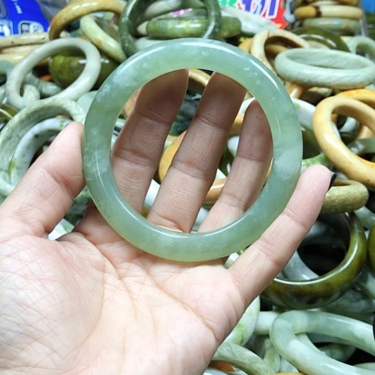 未镶嵌蛇纹石玉手镯漫***路