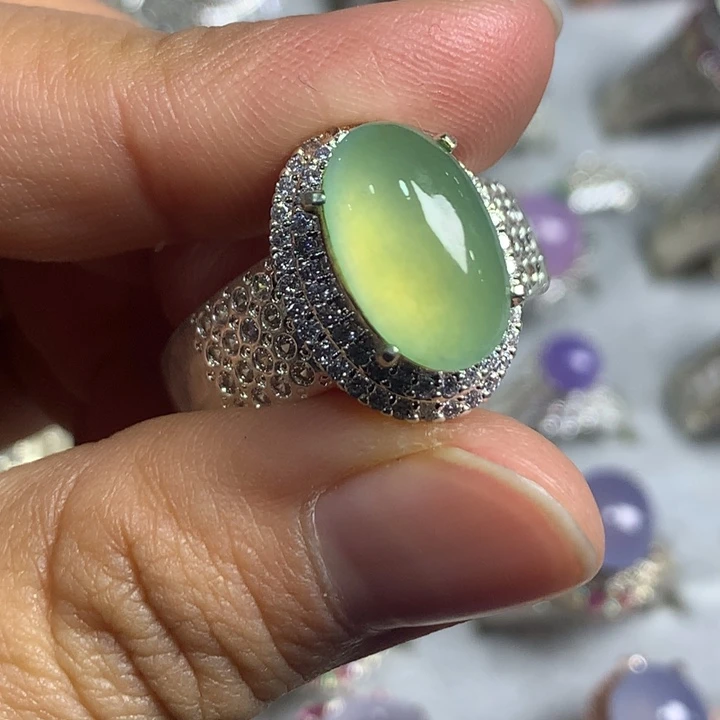 翡翠未镶嵌戒指铜托，卖裸石，需要二次镶嵌