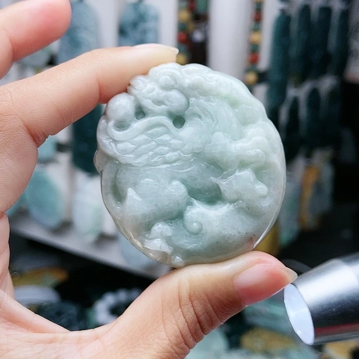 颈饰足铂镶嵌翡翠翡翠