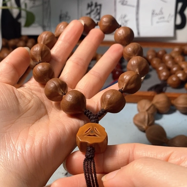 橄榄核手串17*19 精品蒜头铁核鸡血红12+1颗