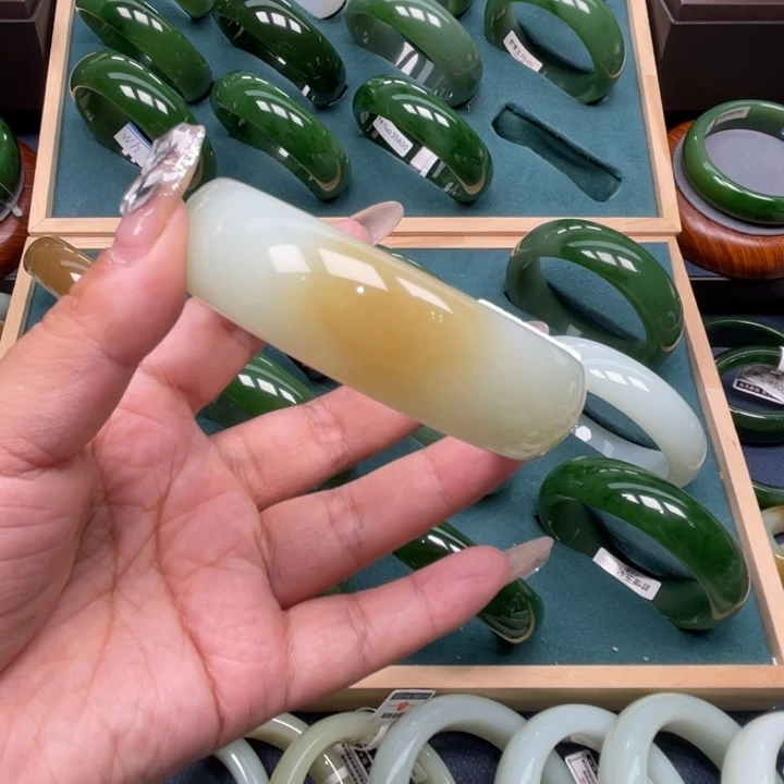 和田玉未镶嵌手镯