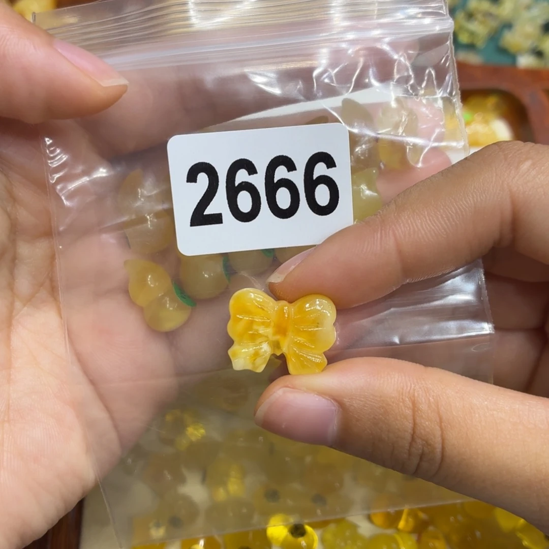 阿***吃琥珀未镶嵌珠宝奇石