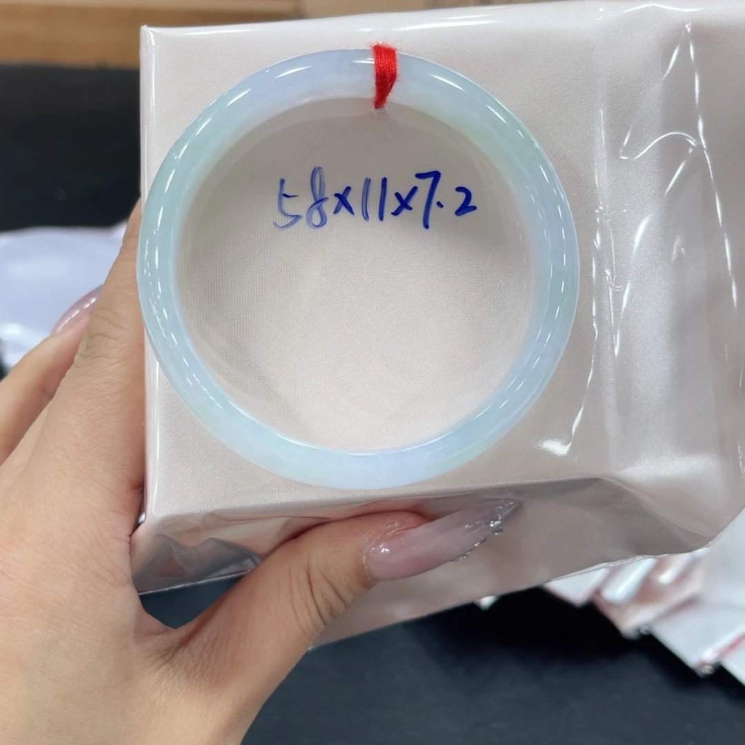 翡翠手镯未镶嵌翡翠
