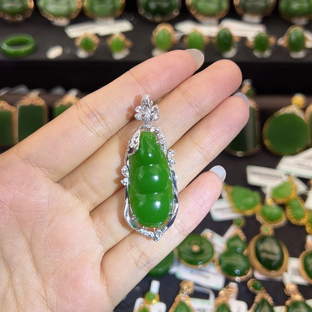 和田玉（碧玉）18K金镶嵌吊坠(不含链)高色苹果绿福豆