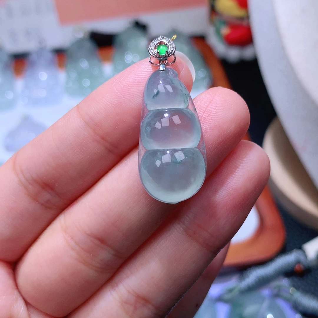 颈饰18K金镶嵌翡翠福豆