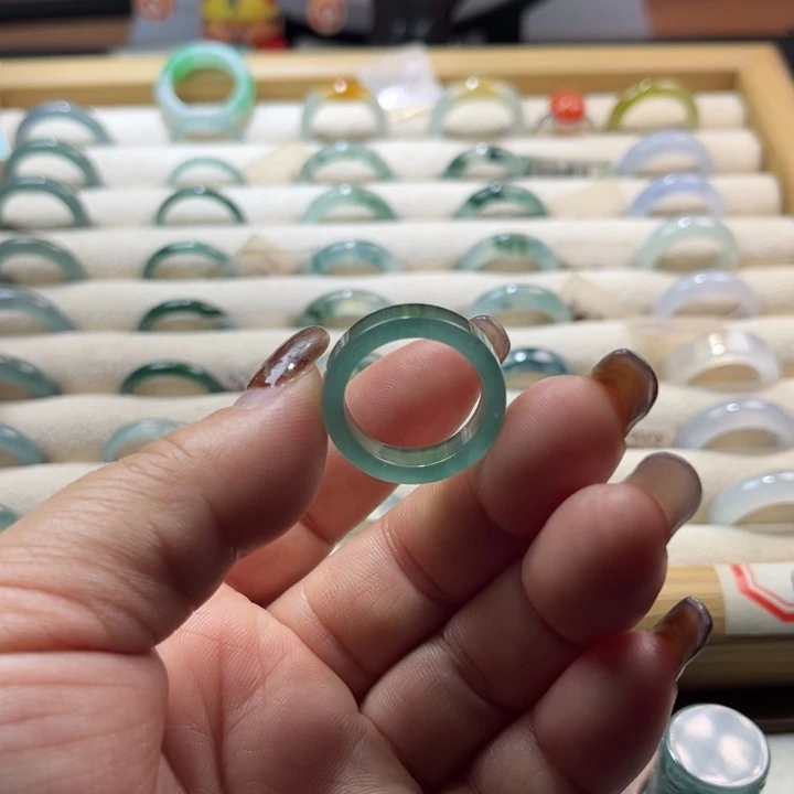 翡翠未镶嵌戒指蓝水