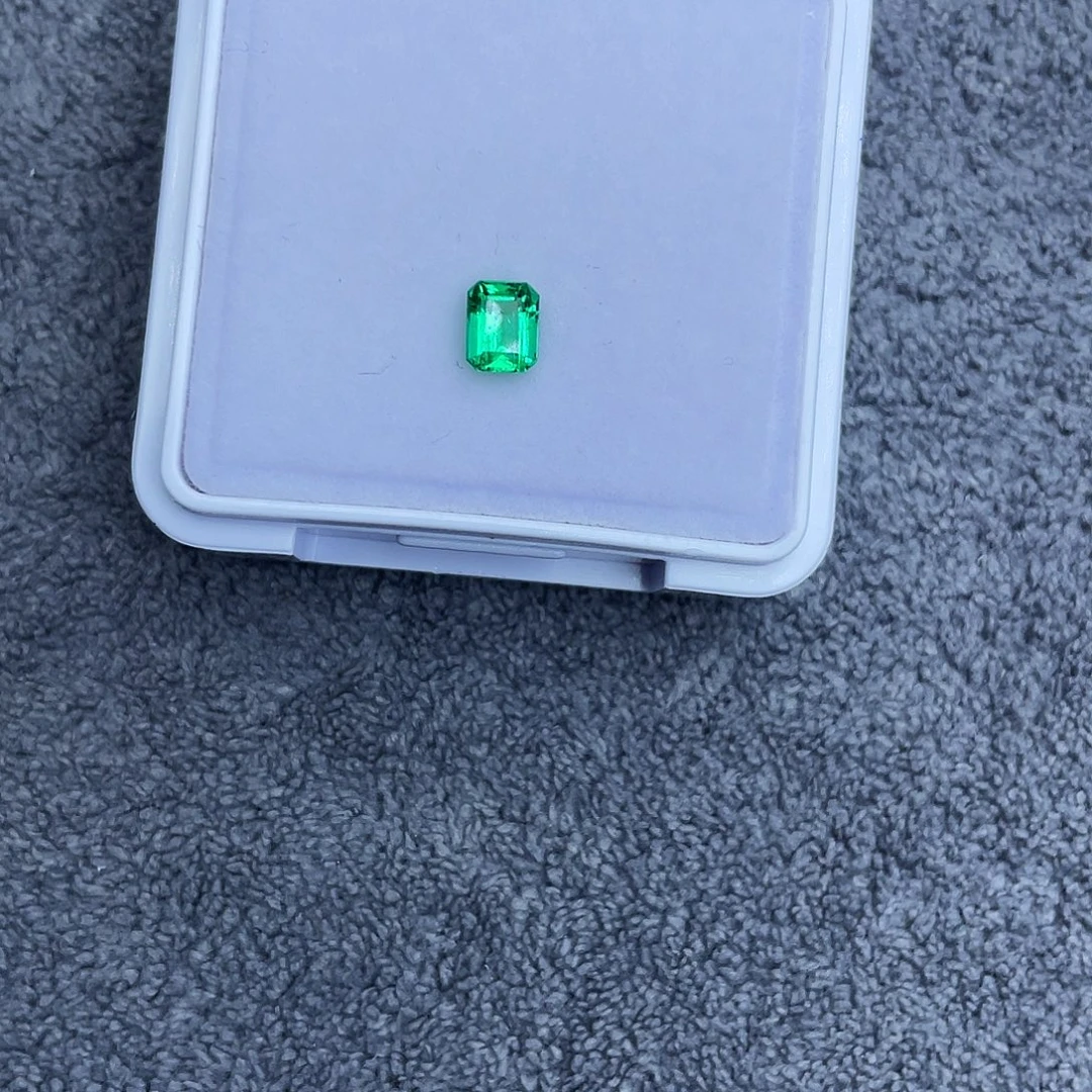 祖母绿裸石0.428Ct。