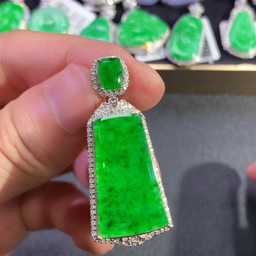 翡翠18K金镶嵌吊坠(赠链)