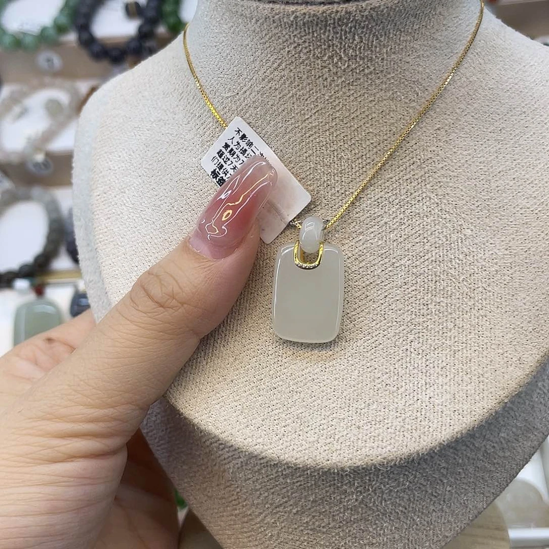 和田玉18K金镶嵌吊坠(赠链)