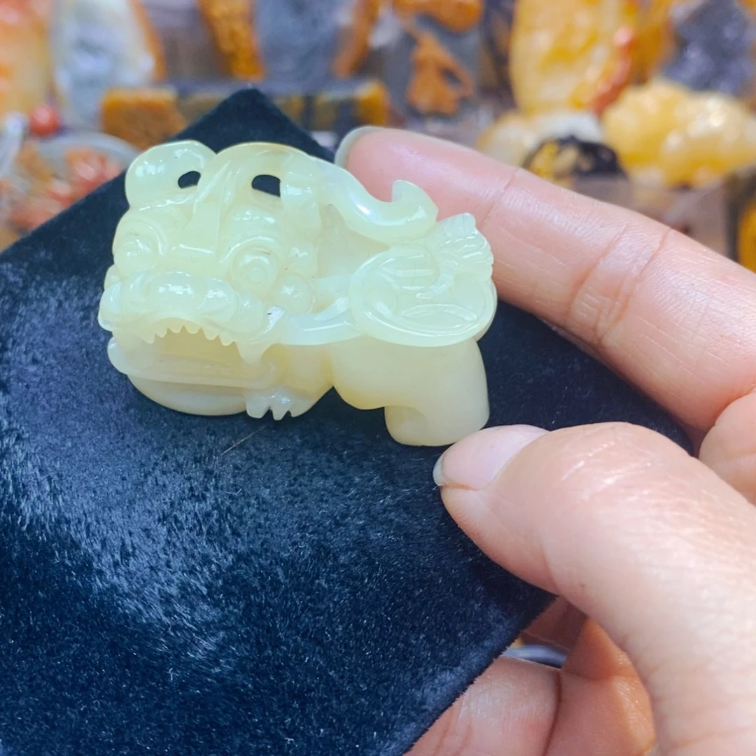 未镶嵌石英质玉（黄龙玉）颈饰