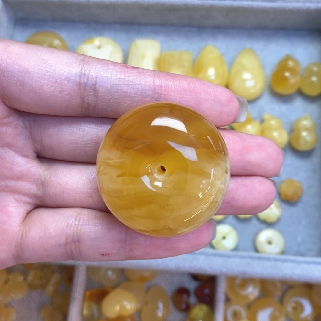 琥珀颈饰未镶嵌平安扣