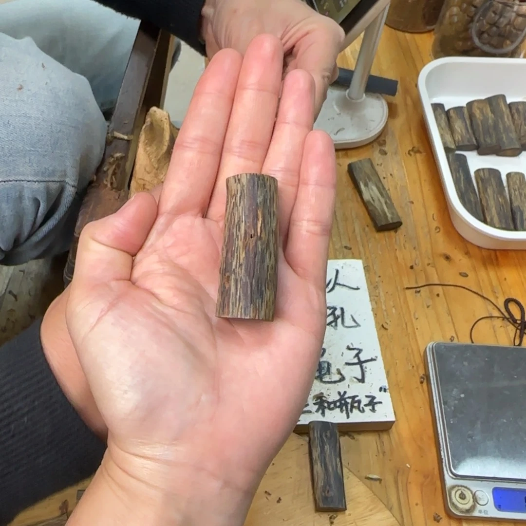 沉香吊坠素牌白奇圆柱11.8克