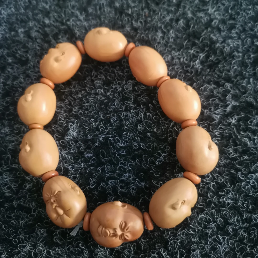 橄榄核雕刻人生百态