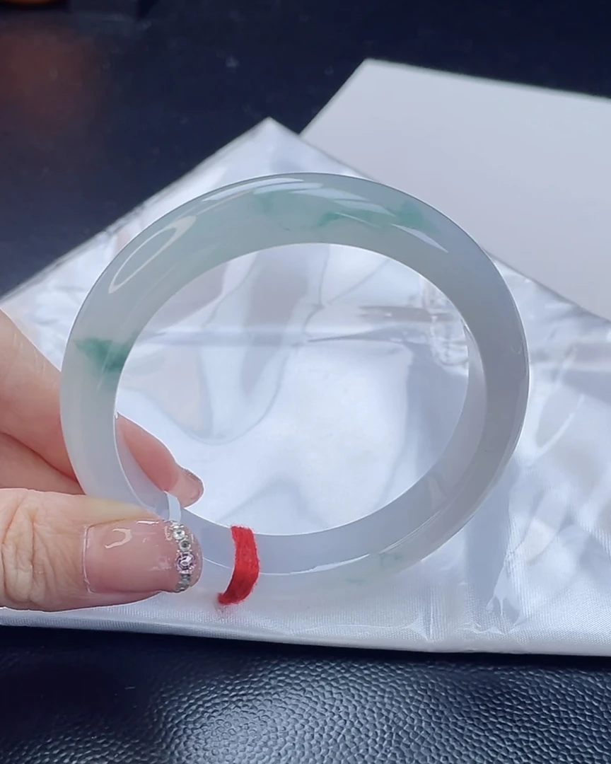 翡翠手镯未镶嵌翡翠