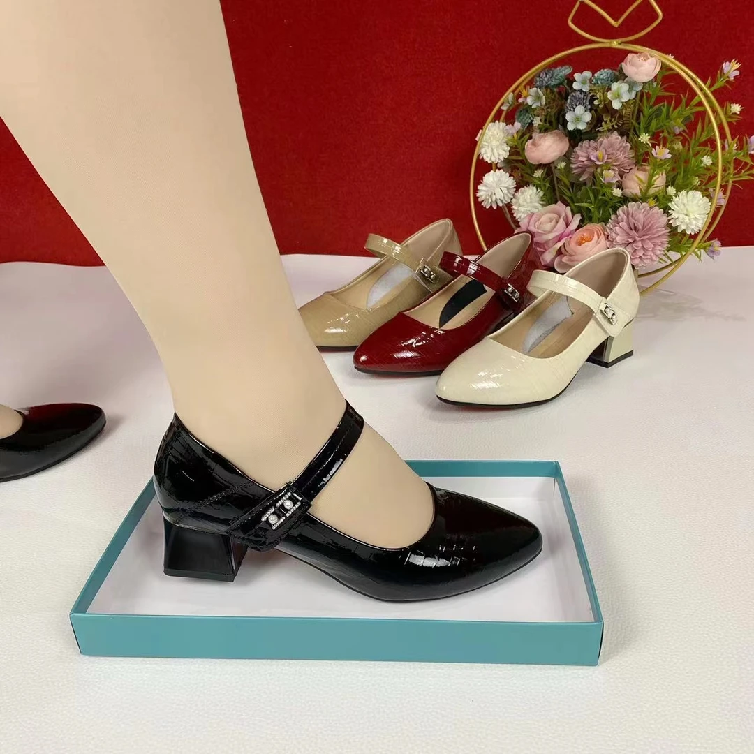 新款春季中跟时尚气质百搭漆皮亮面中跟浅口方跟女单鞋方口妈妈鞋