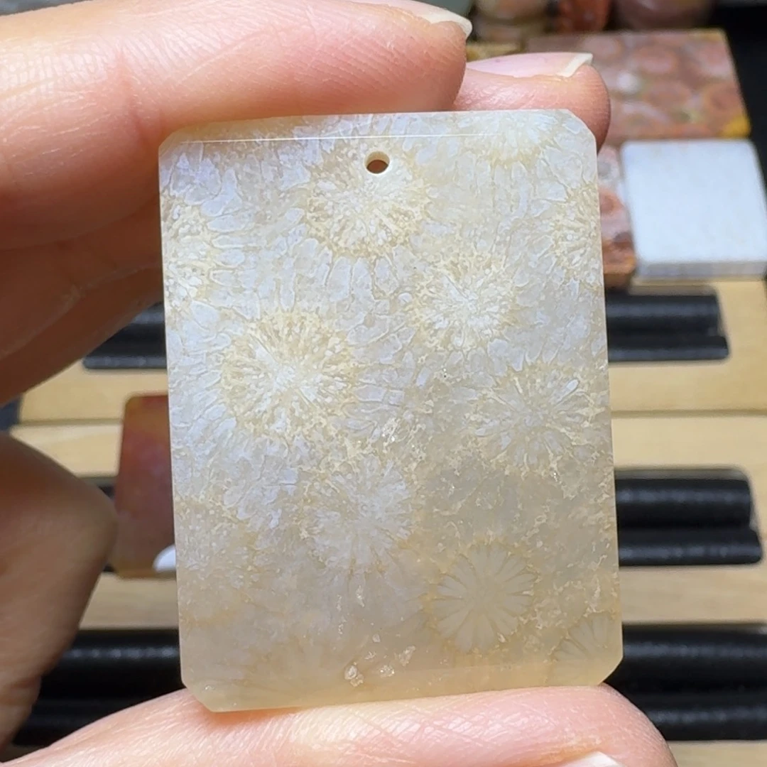硅化玉浅糖冰透大花，可盘未镶嵌