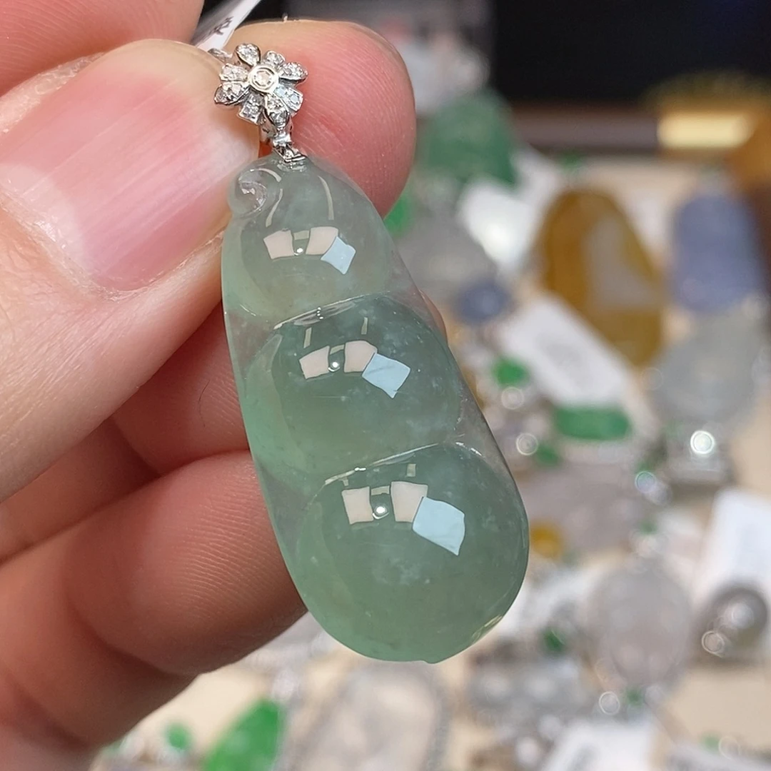 翡翠18K金镶嵌颈饰豆