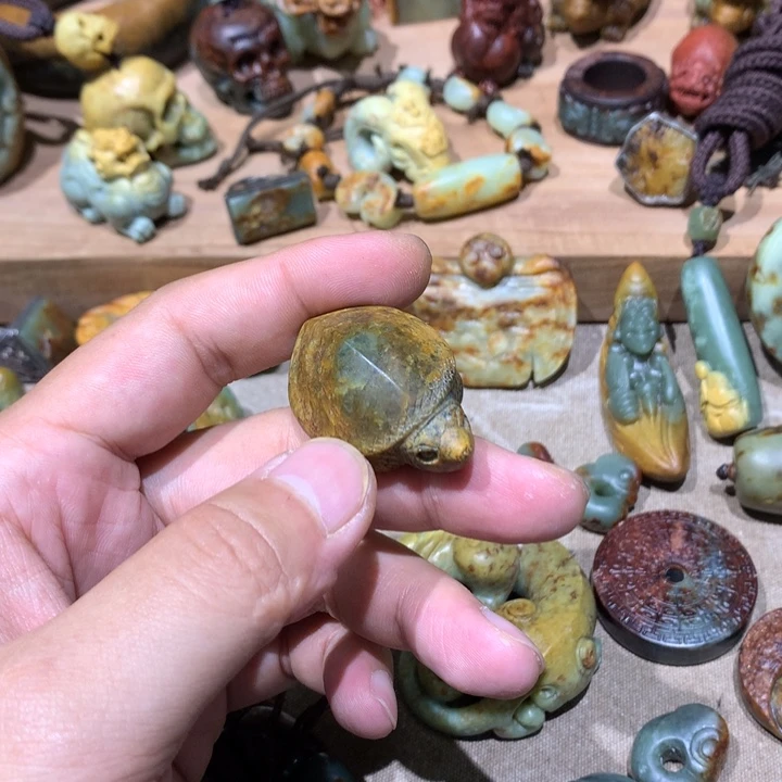 未镶嵌岫岩河磨玉（透闪石质玉）挂件