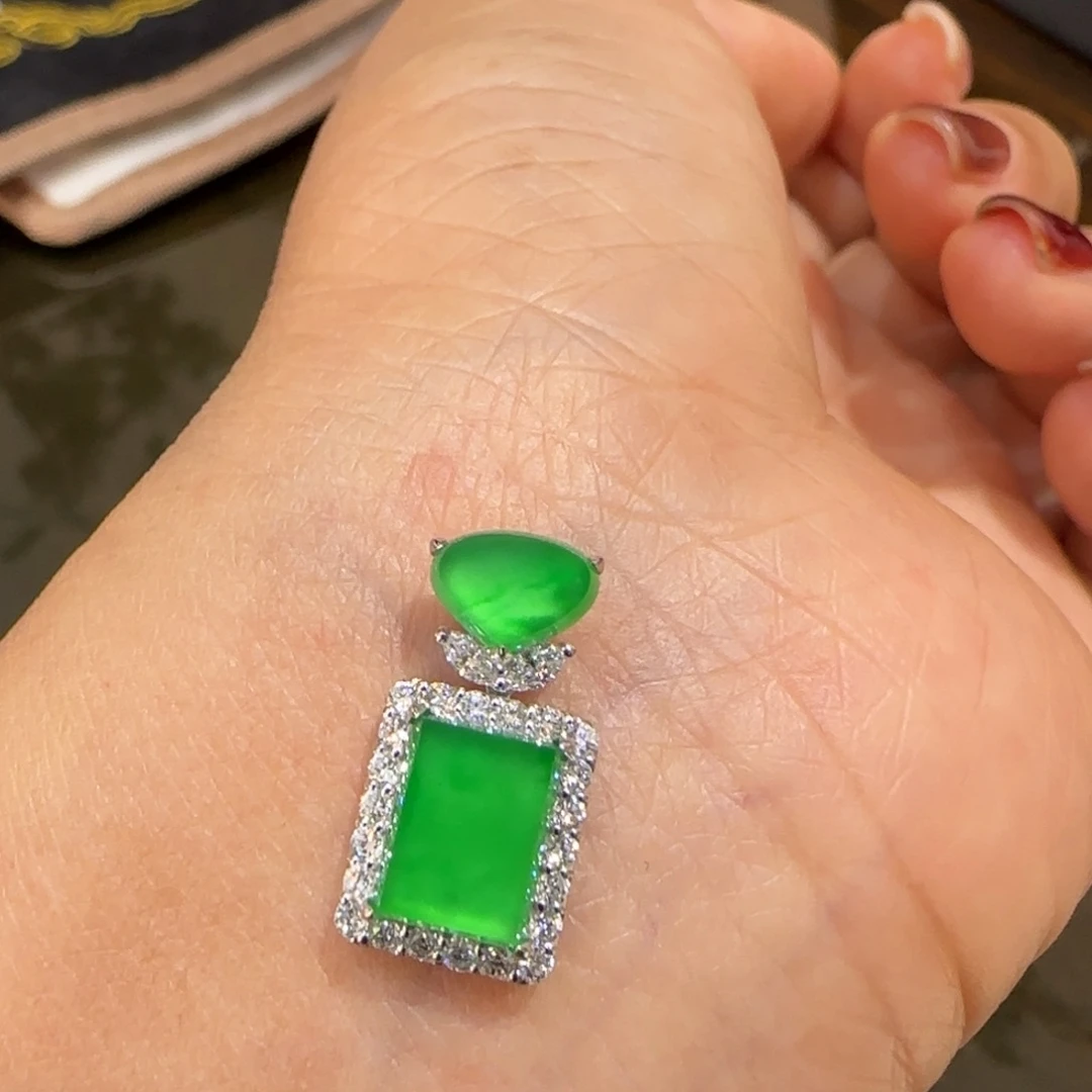 翡翠颈饰18K金镶嵌无事牌