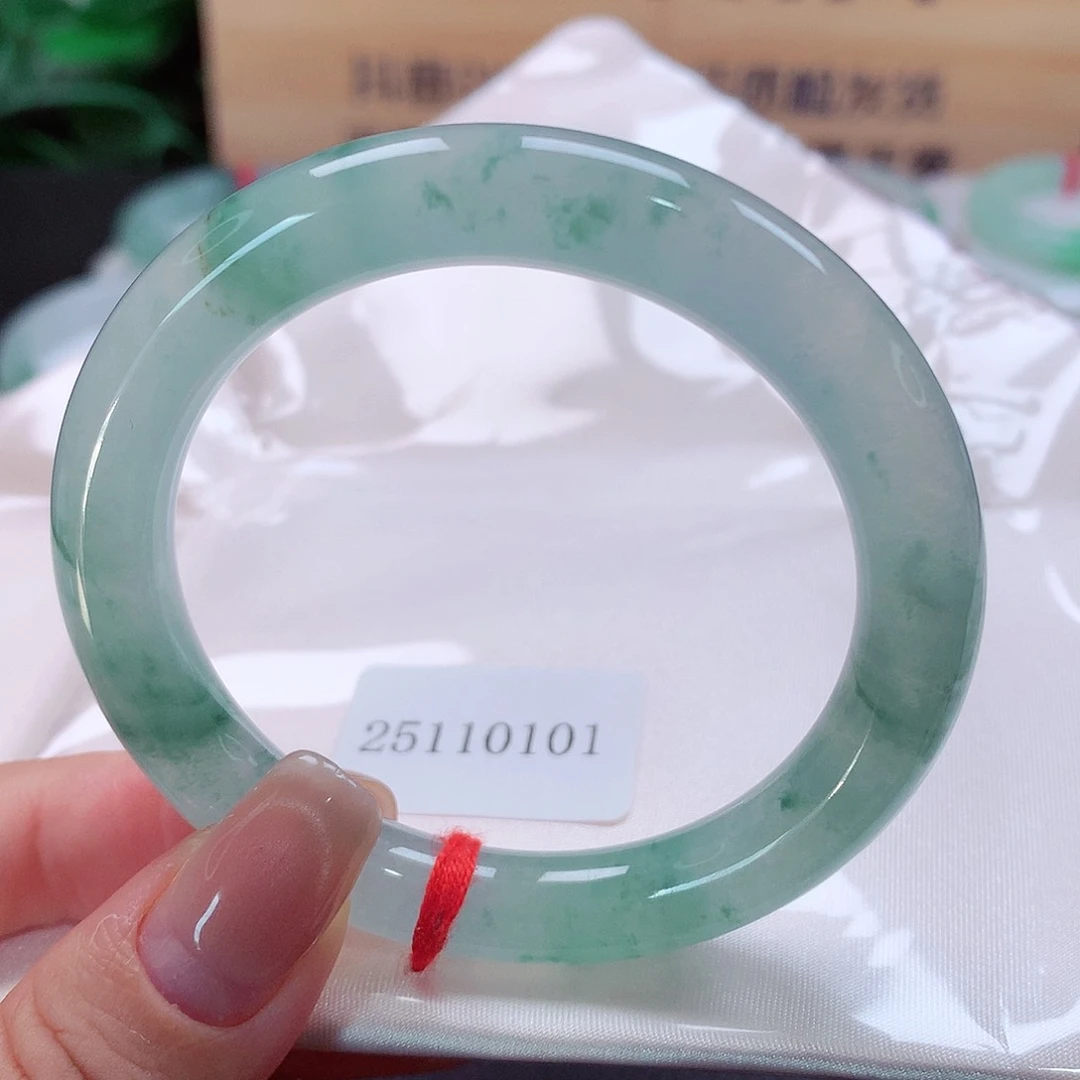 未镶嵌手镯（圆镯）翡翠天然a货翡翠