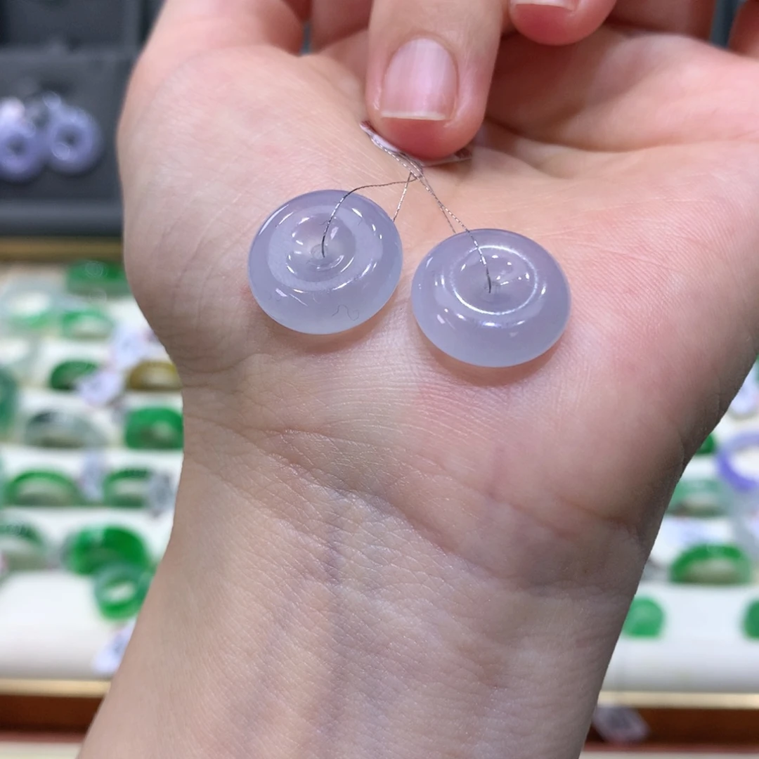 翡翠耳饰未镶嵌翡翠