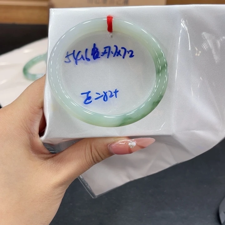 翡翠手镯未镶嵌翡翠