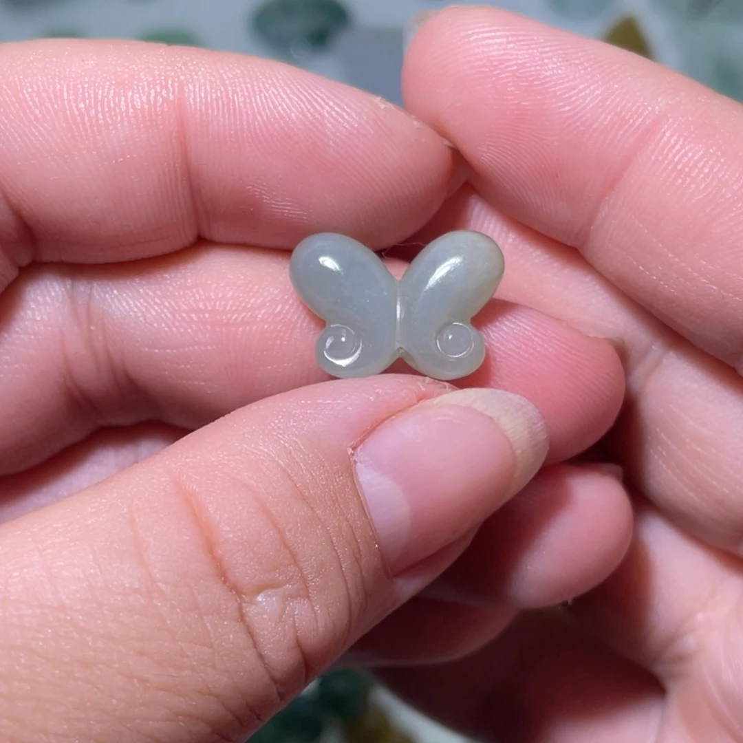 翡翠未镶嵌颈饰蝴蝶翅膀