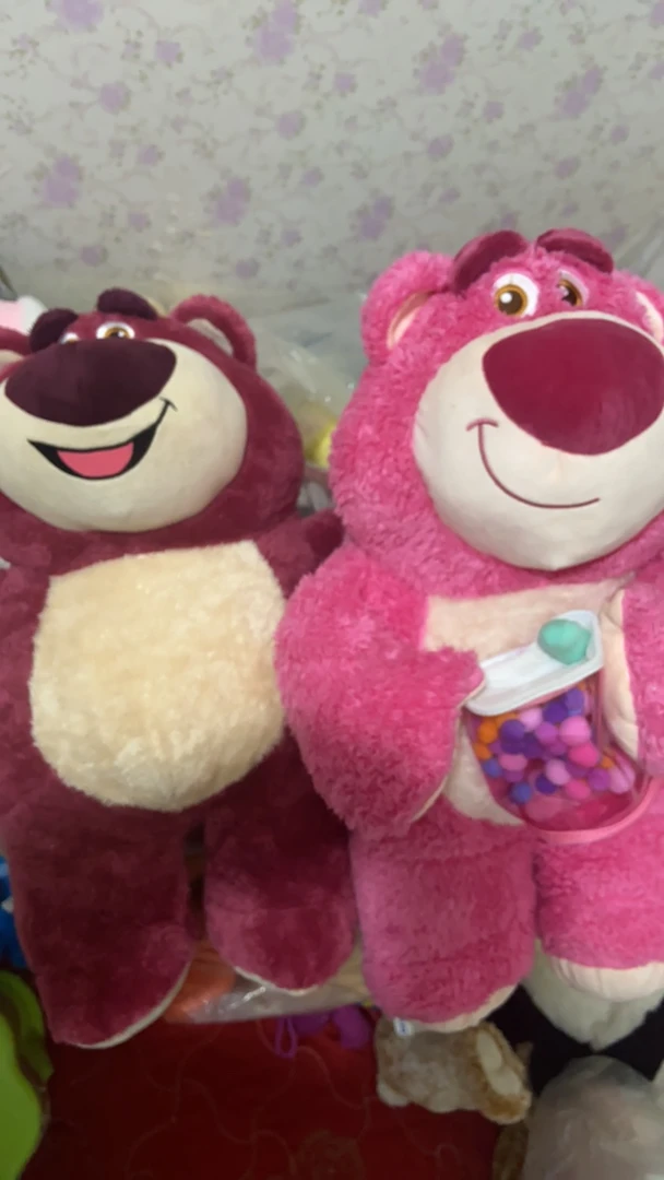 依依毛绒娃娃草莓熊