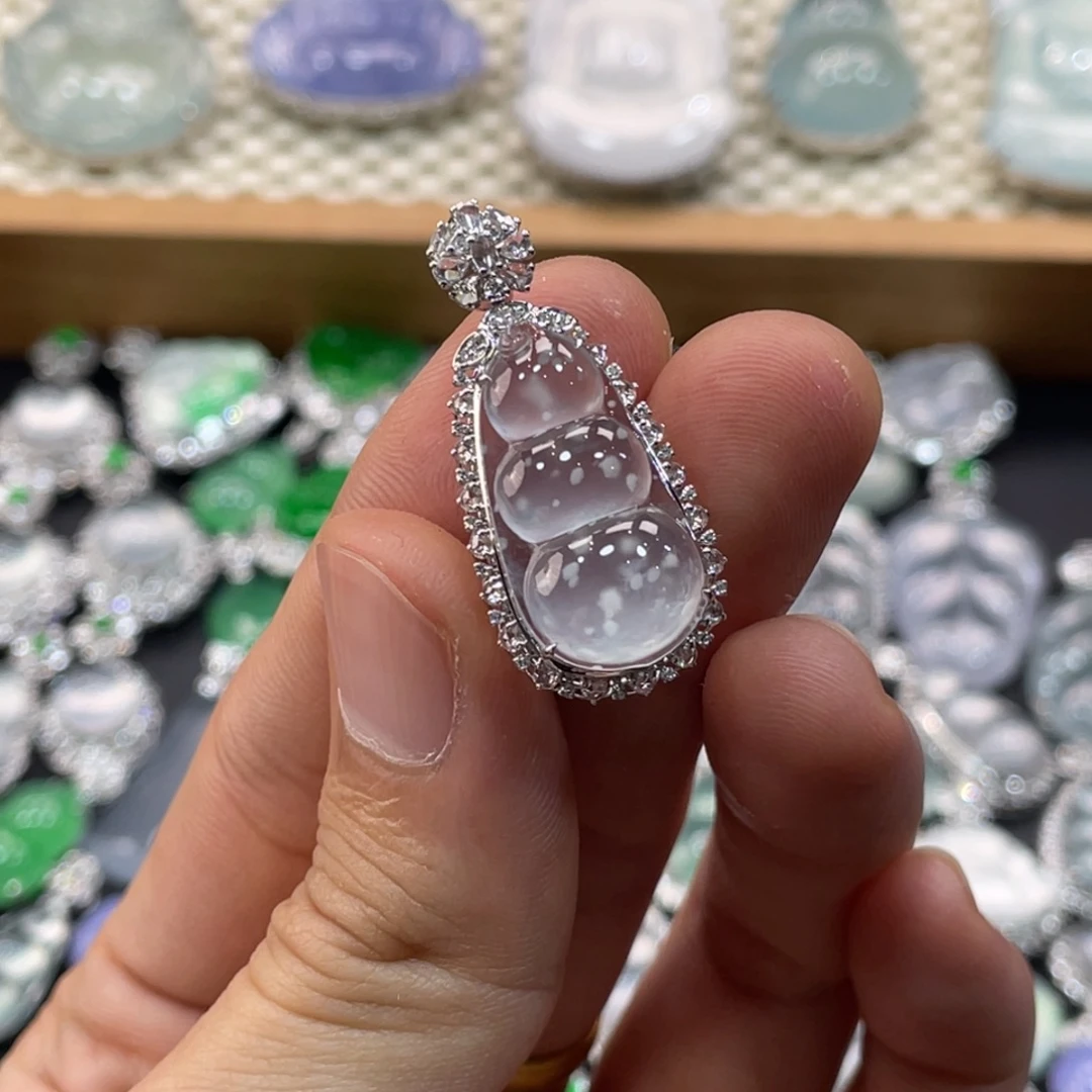 B***h翡翠18K金镶嵌颈饰豆子