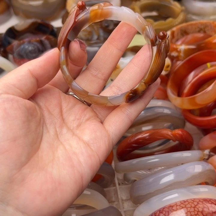 玛瑙/玉髓手镯未镶嵌暗*一共是150，不退不换