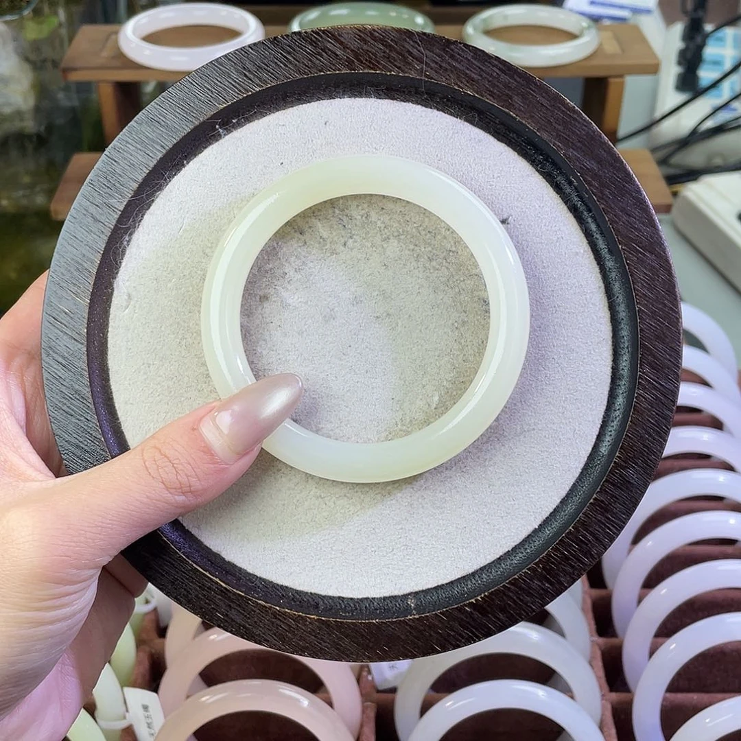 @***运玛瑙/玉髓未镶嵌手镯