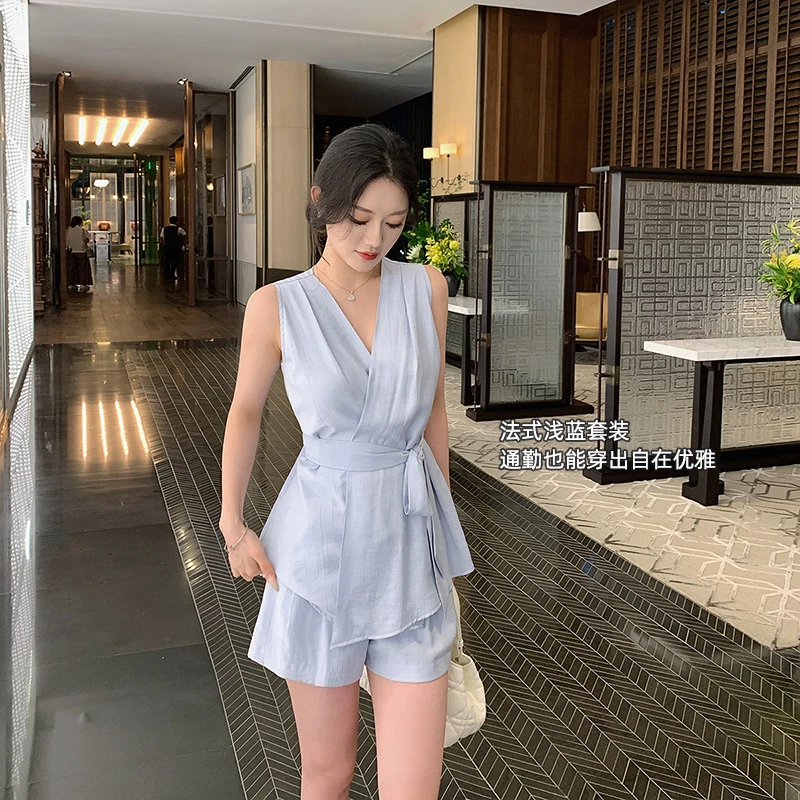 林关关【巴黎香颂】V领绑带上衣+佰搭短裤套装清冷系衣服通勤优雅