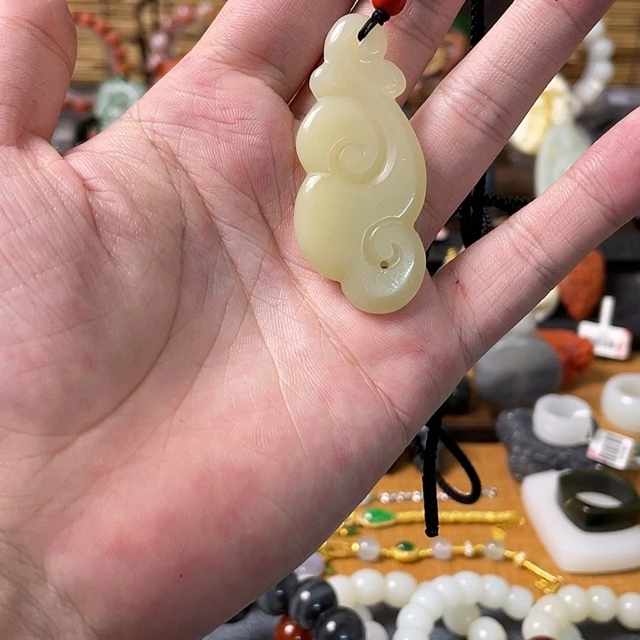 颈饰未镶嵌和田玉吊坠